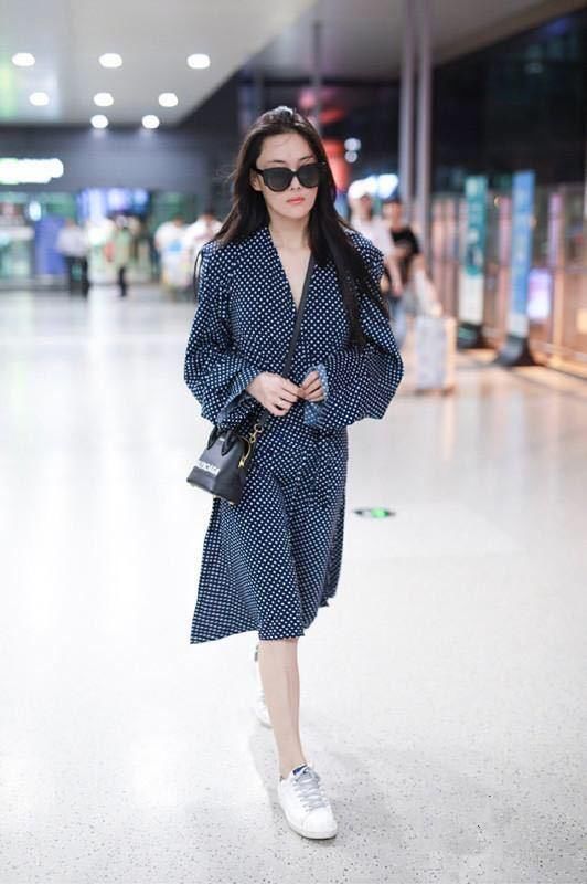 张馨予与范冰冰，机场同穿波点裙，两个女神谁更美？