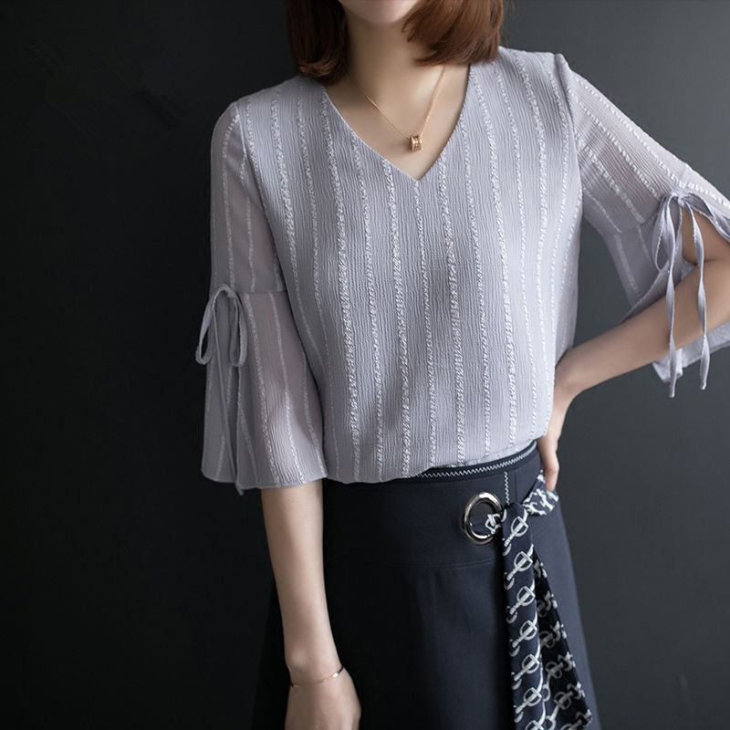 女人太丰满穿不出蜂腰细腿?瞧瞧穿这样的女人，优雅动人忒性感