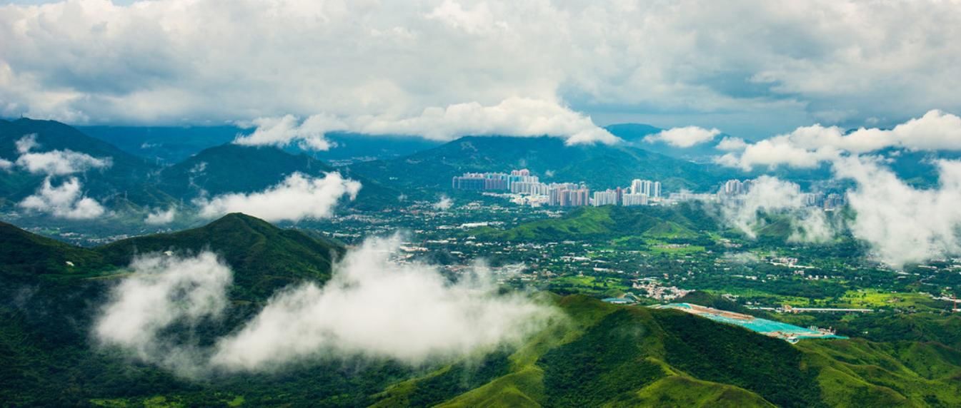 香港和深圳之间虽然只隔着一条深圳河，但是两岸的景象却截然不同