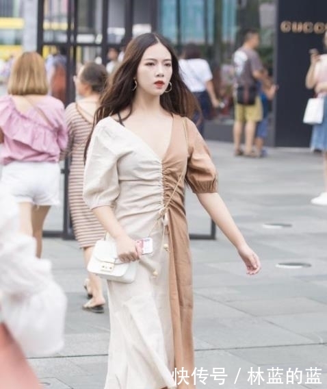 貌美:街拍:貌美肤白的小姐姐,秀出青春活力范,非常有女人味