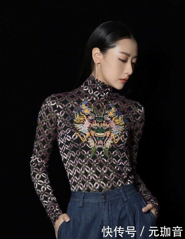 「 不住」她搭配印花上衣却意外时髦，白冰厉害了！拖地阔腿裤一般人吼不住