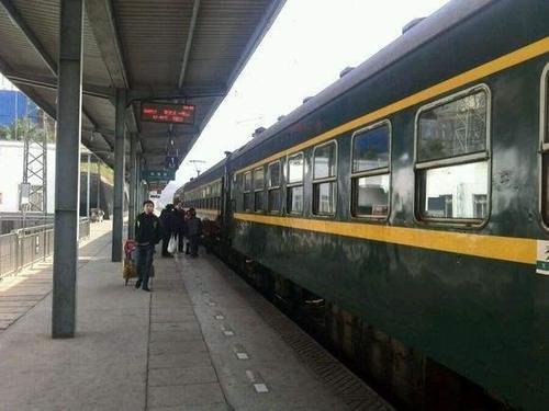 国内一列“龟速”火车，上午10点出发下午9点到，而且还没出市