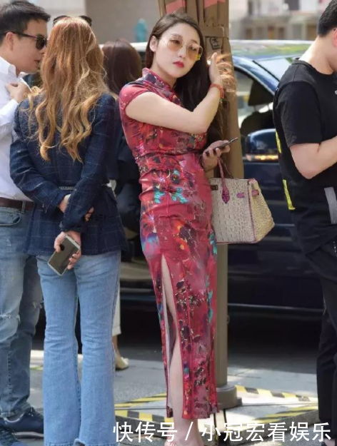  #堪称#街拍美图：气质型小姐姐真不错，颜值和打扮都堪称百里挑一！