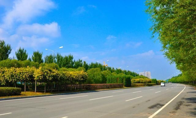  「车道」驾车开高速或快速路，选择哪条车道行驶更安全？很多新手不清楚