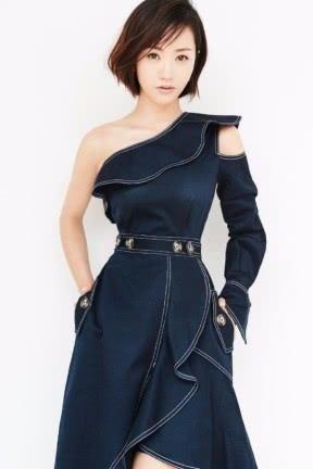 路人镜头下的杨蓉，一袭连衣裙秒变小粗腿，三角区红色“宝石”亮