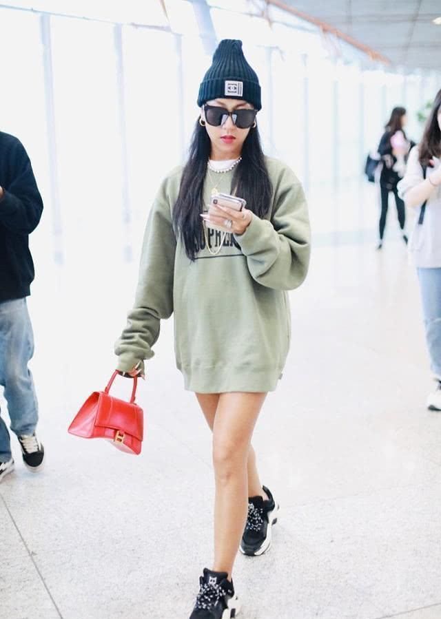  尖角线帽：情商高的女人非常少戴这2款遮阳帽拍照pose，不但显脸大，还特不太好搭衣服