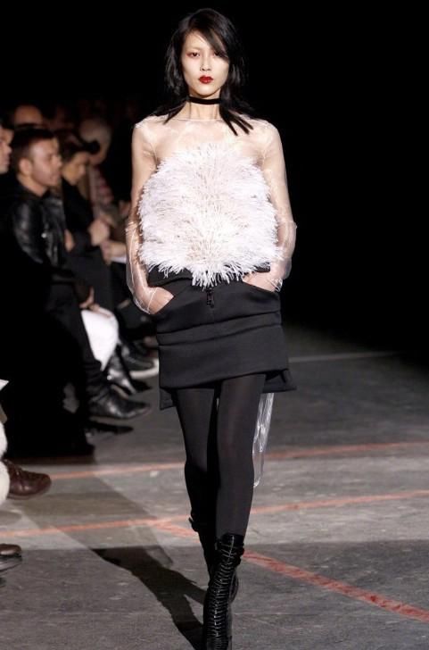 刘雯新造型无眉星人，红唇好突兀，看不懂的时尚，被设计师坑惨了