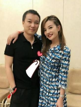 “小燕子”又回来了！42岁赵薇瘦身成功，浅蓝色连衣裙少女感满满