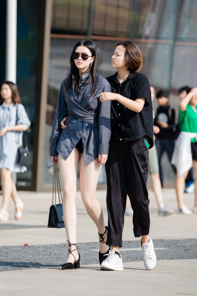 路人街拍，这么热的天深颜色衣服上街，酷酷的小姐姐果然有个性！
