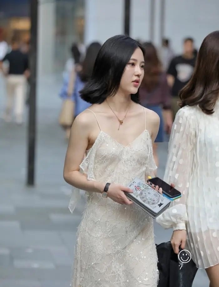 美女|美女拿块“窗帘”当裙子穿,两根细线挂肩上,真担心会掉下去啊