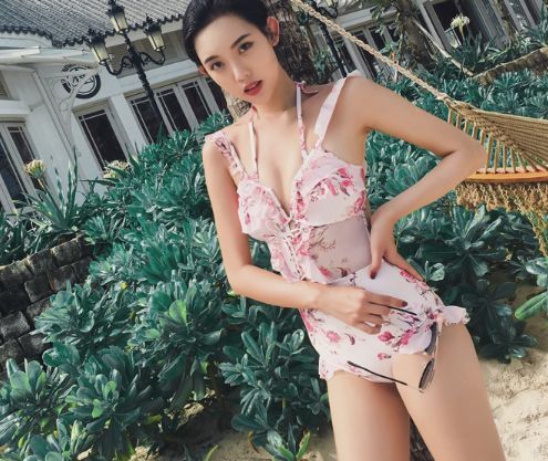 优雅的泳衣小姐姐甜美随性，皮肤白皙，很是养眼！