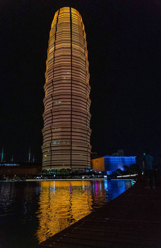  [玉米]郑州最洋气大楼有个最“土”名字，当初只随便叫叫，最后