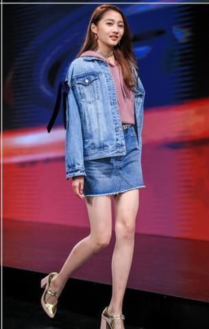 关晓彤为了显腿长，把阔腿裤变成了大裤衩，网友：腰太粗了！