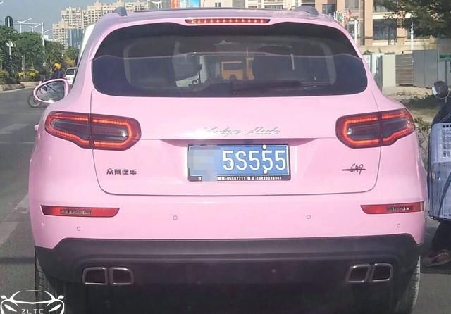  『粉色』巧遇粉红色女神定制版SUV，18万的车，给出卡宴的气魄