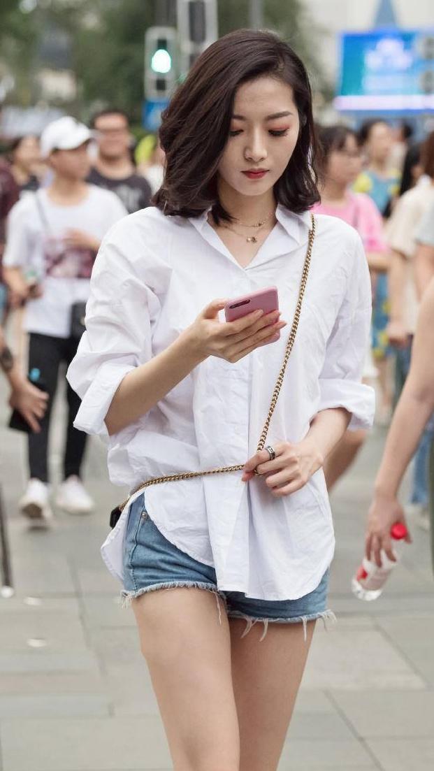 穿裹胸开叉裙的美女，长腿时隐时现，她旁边的男人很幸运！