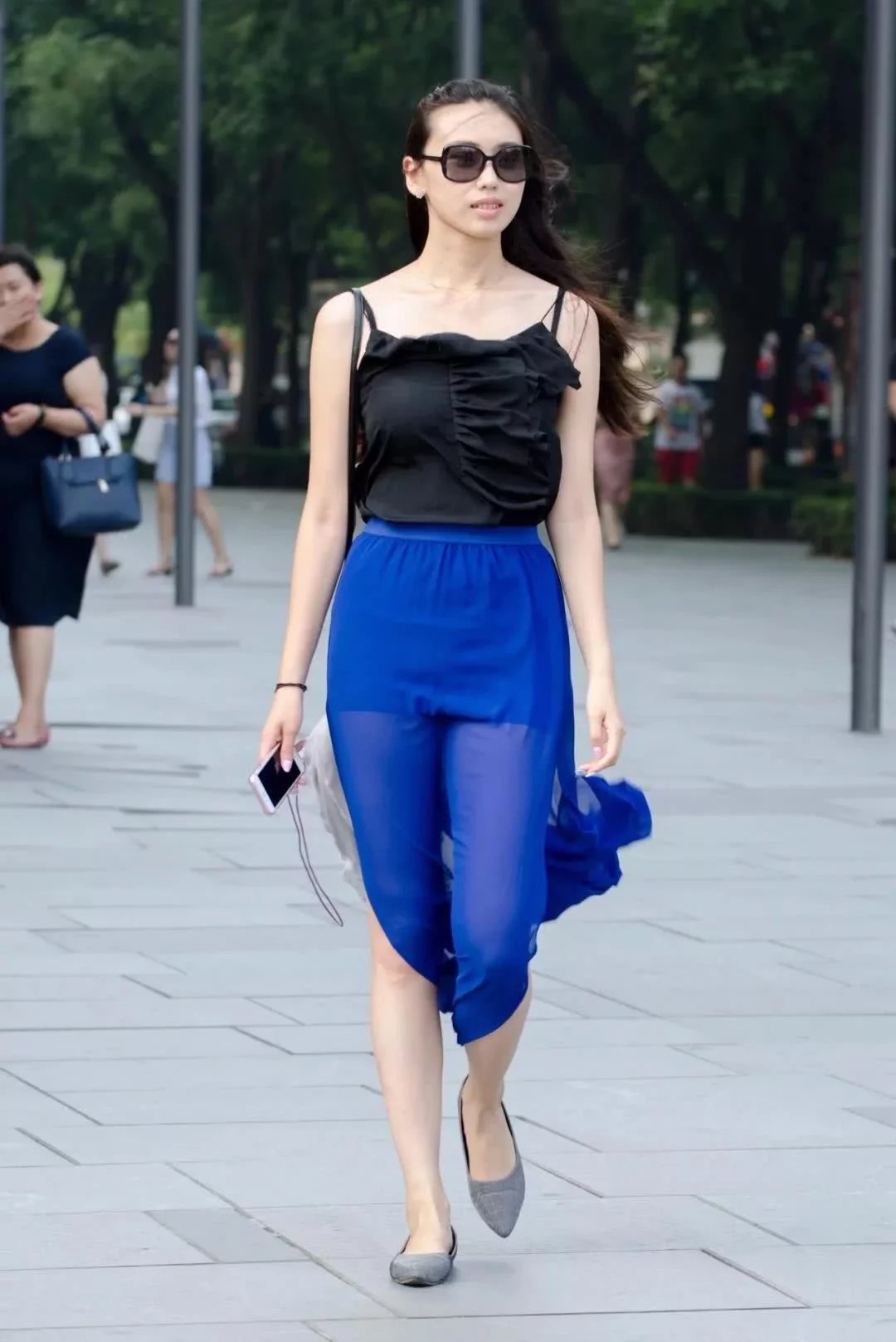 性感小姐姐身穿蓝色纱纱裙秀出模特般的好身材