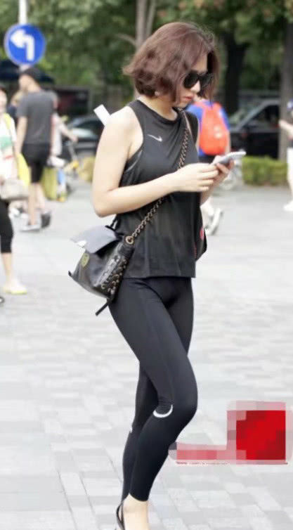 黑色紧身裤的翘臀美妇，穿着小透明的蕾丝上衣，散发着成熟的韵味