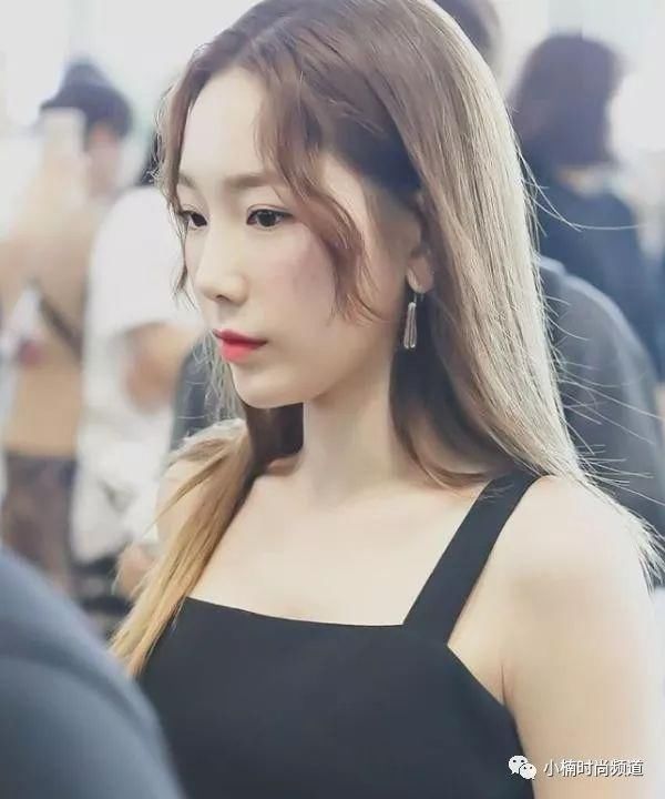 大明星也爱平价时尚！泰妍波浪刘海搭配露背装现身机场！