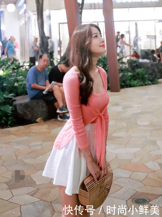 街拍：美女夏天凉快是凉快，这披风走路不方便呀