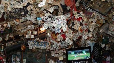 世界上最有钱的酒吧,墙上贴满千万美钞,顾客可以随意使用!