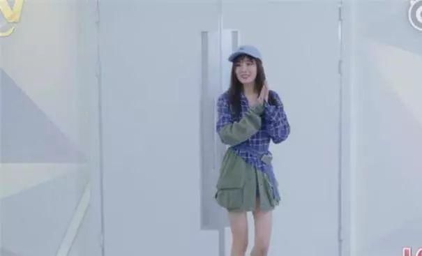 杨幂穿回18岁,皮裙外面套个牛仔裙,网友:她的时尚真难懂!