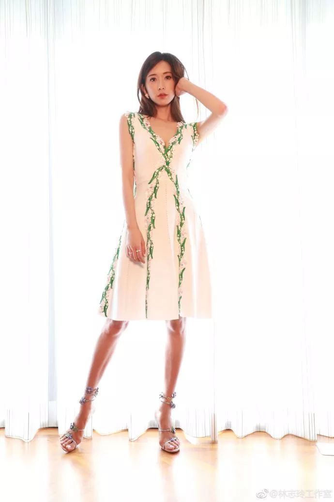 44岁贾静雯、44岁林志玲、44岁周迅，网友：不愧台湾第一美腿