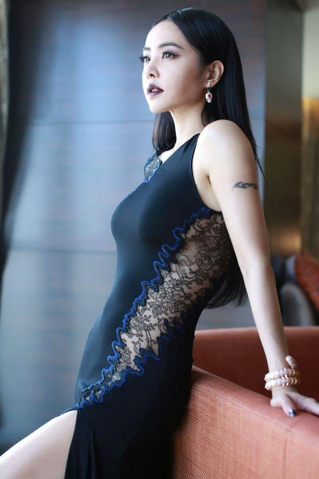 37岁蔡依林真敢穿!礼服从肩膀露到脚,网友:这尺度范冰冰都服