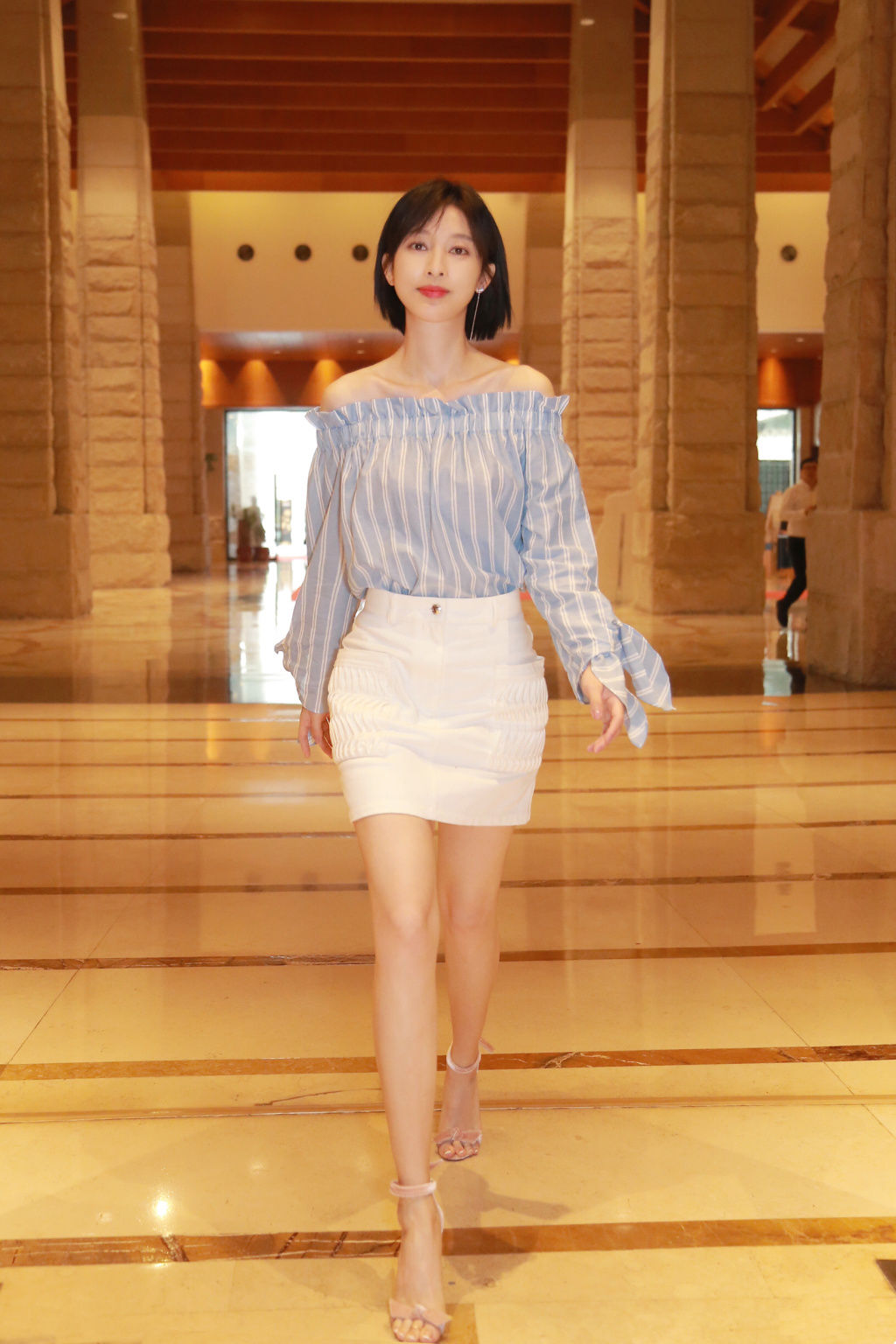 张俪巴黎时尚写真，修长的美腿和白嫩的脚丫 心目中的女神