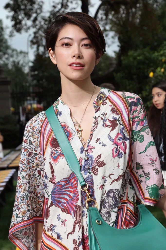 娜扎预测黄铜包边帆布鞋将成爆款，Tory Burch把浪漫融入运动风!