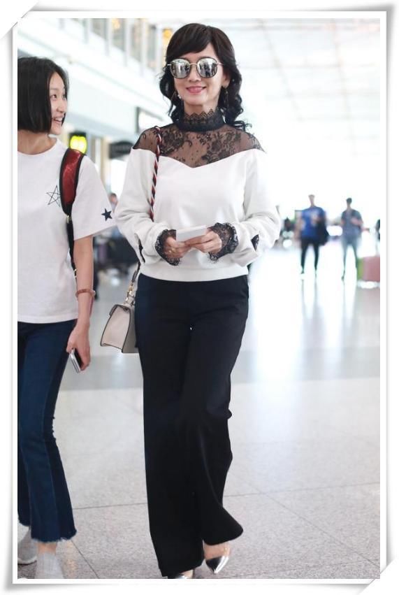 赵雅芝终于不扮嫩，蕾丝上衣老态尽显，网友:这才是63岁该有的样