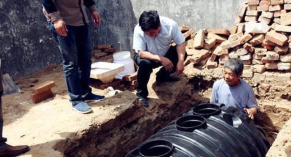 为啥？农村改厕后确实干净方便了不少，农民却说用不起