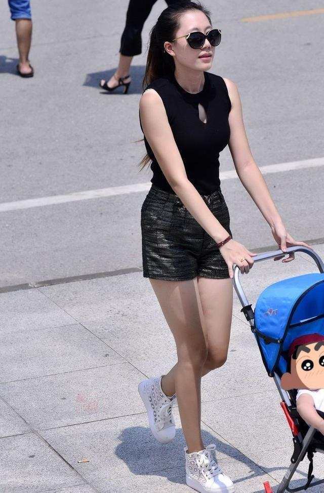 街拍：90后辣妈有少妇韵味，时髦又有女人味，网友：别有一番风味