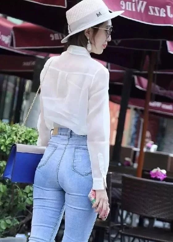 靓丽气质小姐姐，白色透视衬衫美搭淡蓝色高腰紧身牛仔裤，尽显朦