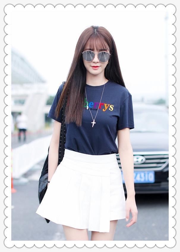 沈梦辰美到犯规！穿白裙比21岁沈月还显嫩，网友：真是便宜海涛了