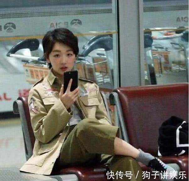 周冬雨胆真大, 军绿色外套配阔腿七分裤, 网友: 看完我都沉默了