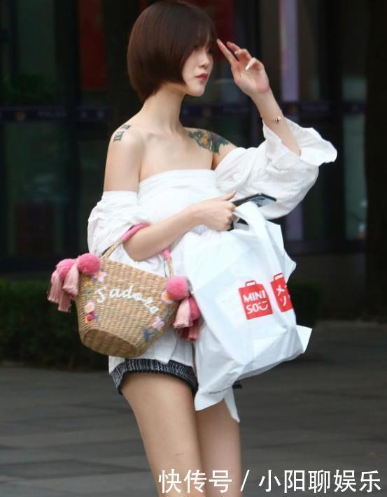  「搭配」街拍：身材苗条的美女，一条浅灰色的连衣裙，女神魅力十足