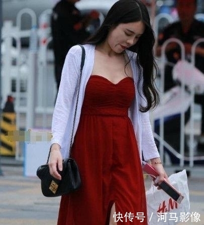 【 美女】穿出独特的气质感，气质的街拍：年轻自信的美女