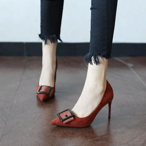 如今时髦精最爱穿细跟高跟鞋,性感迷人,散发着勾人心魄的荷尔蒙