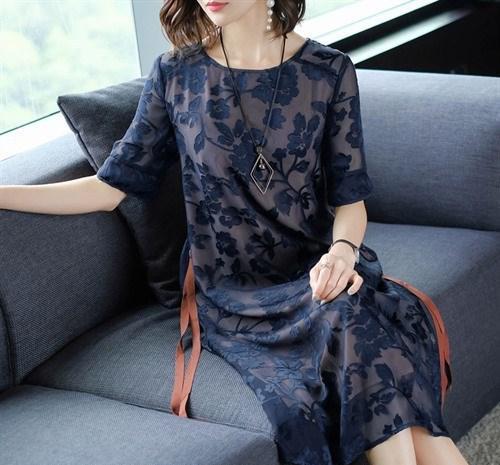 四五十女人别老穿便宜货，三伏天穿时髦蚕丝裙，美的不像中年人