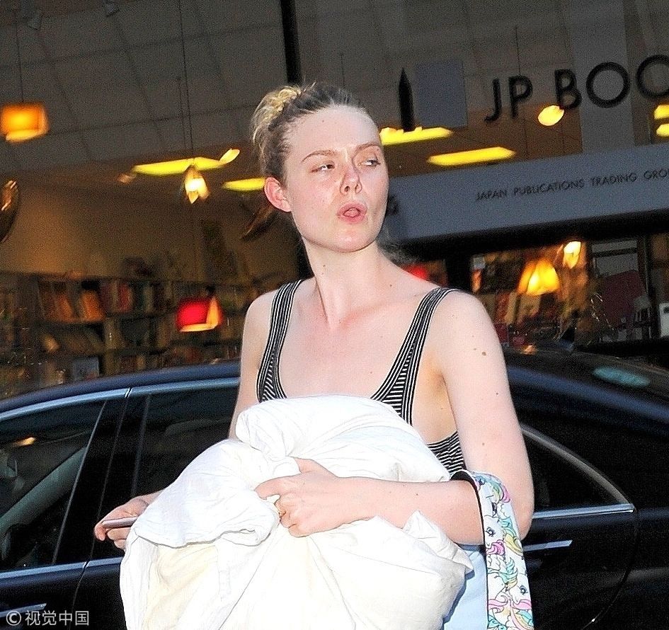 20岁艾丽范宁素颜皮肤暗沉大摆臭脸 胸前平平无料自备枕头住酒店