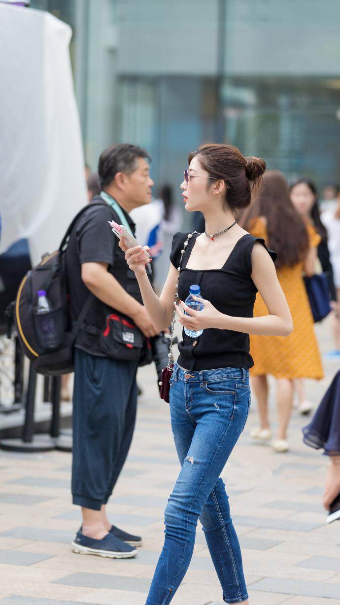 街拍：牛仔裤的风情，小姐姐们演绎出各自的特色，图三好高贵