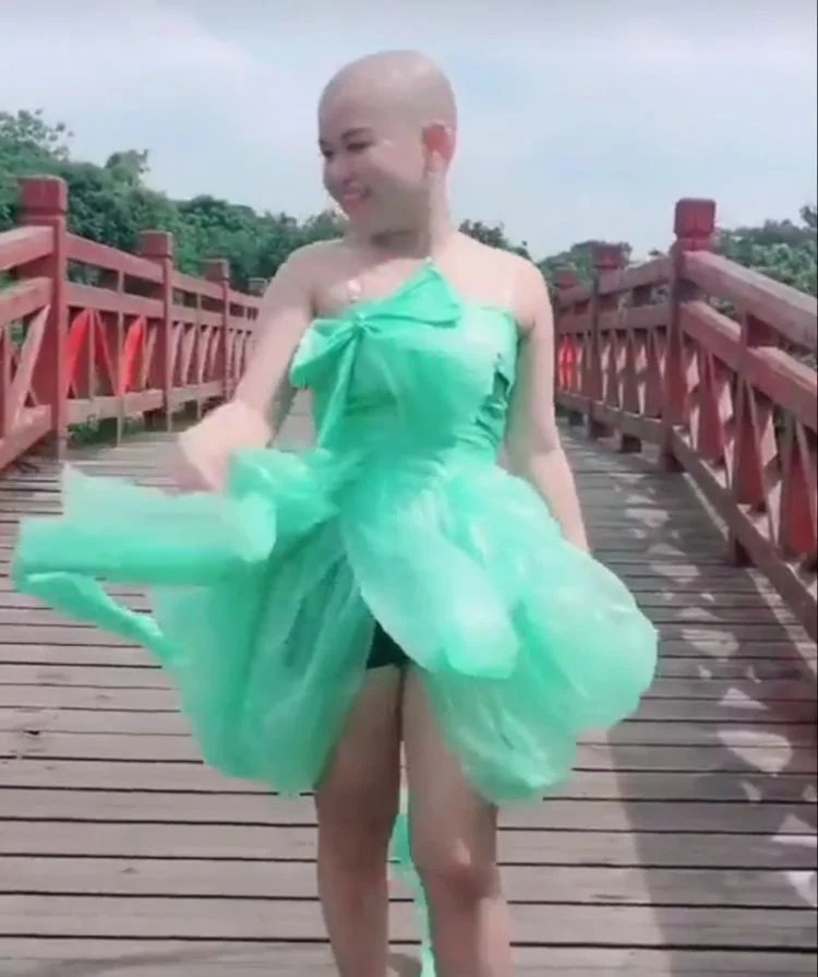光头女为走红身披塑料袋街头辣眼，最近的网红越来越无底线