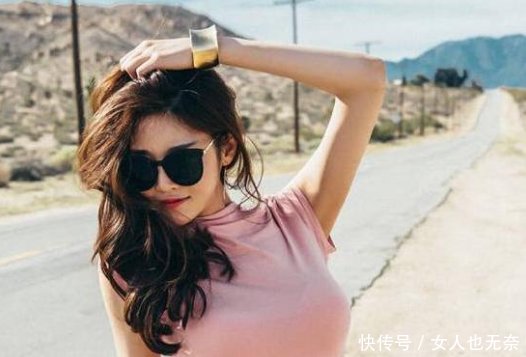 街拍短裤凸显修长美腿和完美身材，小姐姐的眼神放荡不羁！