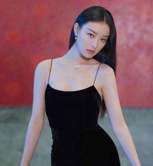  #半丸子头#三十几岁的女人别急着染发，试试这3种黑发造型，有气质还不伤发