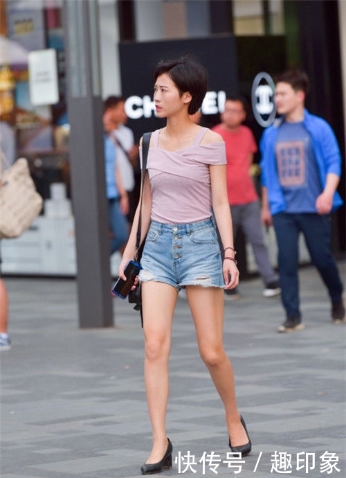  连体：街拍：小美女身穿时尚的吊带连体短裤，秀出白皙长腿，清秀靓丽