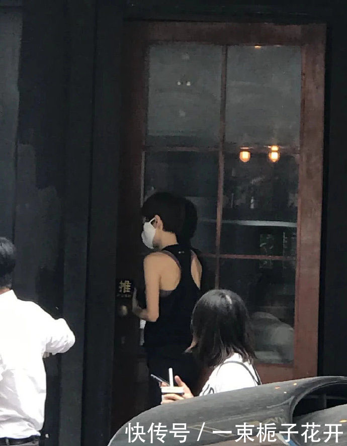 【气质】马伊琍打扮精致和闺蜜聚会,涂橘红色口红站边上,颜值气质双在线