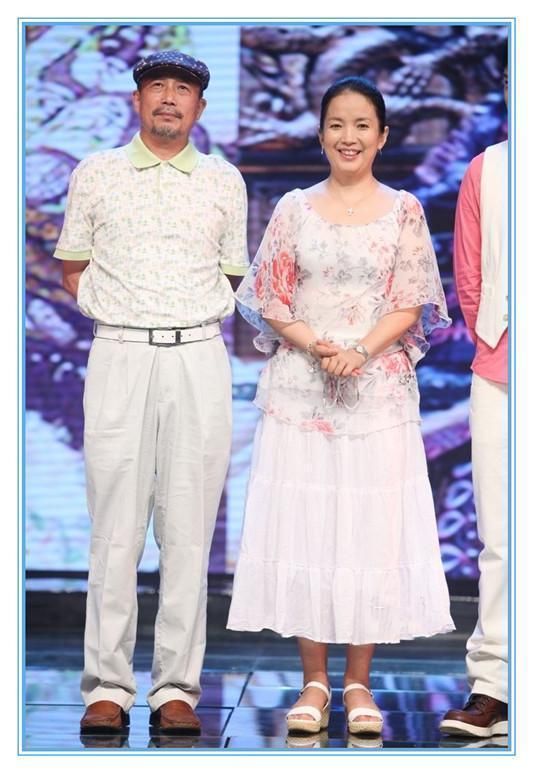 58岁吕丽萍保养得宜，穿旗袍嫩似28岁，但看完下半身我沉默了!