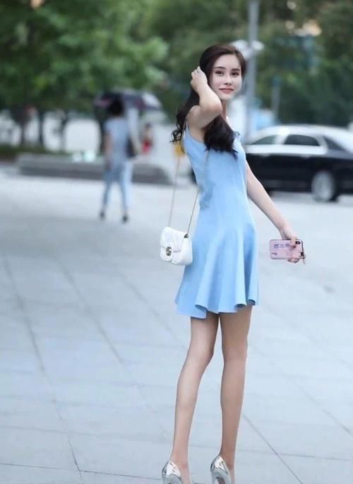  #脚后跟#小姐姐的腿被施了魔法吗？脚后跟从侧面看是“扁”的，太细了！