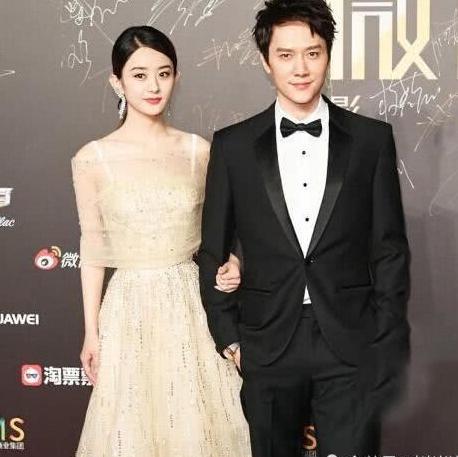 赵丽颖巴黎街头照曝光 宽松黑色V领裙气场1米8