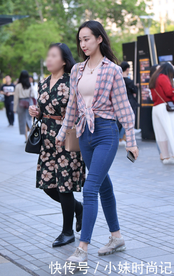 轻松|街拍:穿牛仔裤让你摆脱路人感, 轻松秀出自己潇洒个性的一面